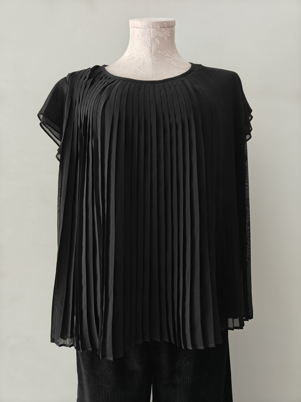 Women's Black Pleated Short-Sleeve Blouse Large Summer Elegant Minimalist Classy